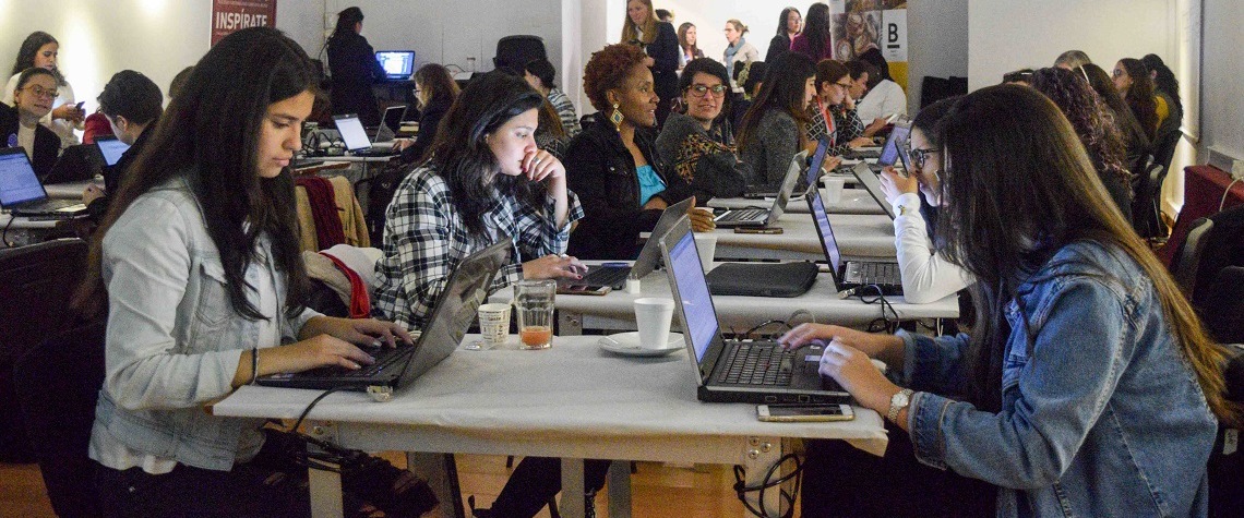 Des rédactrices créent les pages Wikipédia de femmes colombiennes à Bogota, en Colombie, lors de la Journée internationale des droits des femmes