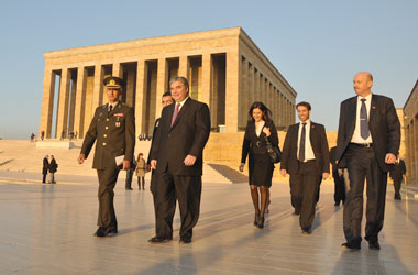 Le ministre du Commerce international, l'honorable Peter Van Loan, visite la mausolée d'Atatürk à Ankara et rend hommage au fondateur et premier président de la République de Turquie.