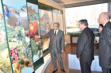 The Honourable Peter Van Loan, Minister of International Trade, meets with Mr. Mehmet Mehdi Eker, Turkish Minister of Agriculture and Rural Affairs. From left to right: Mehmet Mehdi Eker, Turkish Minister of Agriculture and Rural Affairs; Minister Van Loan; Mark Bailey, Canadian Ambassador to Turkey.  