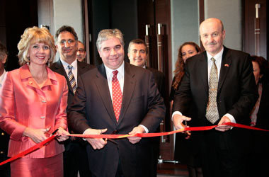 Le ministre du Commerce international, l'honorable Peter Van Loan, inaugure l'ouverture officielle du  Centre international de ressources en éducation d'Istanbul, un bureau de représentation du collège Centennial. De gauche à droite : Ann Buller, présidente du collège Centennial, le ministre Van Loan et Mark Bailey, ambassadeur canadien en Turquie.