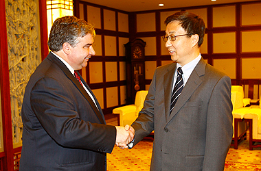 The Honourable Peter Van Loan, Minister of International Trade, shakes hands with Shanghai Mayor Han Zheng, Shanghai, China.