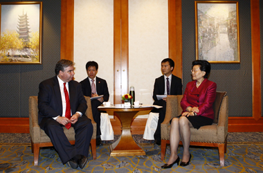 The Honourable Peter Van Loan, Minister of International Trade, meets with China's Vice Minister of Commerce Ma Xiuhong, Shanghai.