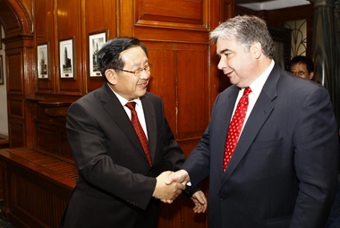 The Honourable Peter Van Loan, Minister of International Trade, shakes hands with China's Minister of Science and Technology Wan Gang, Shanghai.