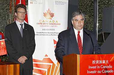 The Honourable Peter Van Loan, Minister of International Trade, witnesses the signings of eight contracts and agreements during a business signing ceremony, Expo 2010, Shanghai.