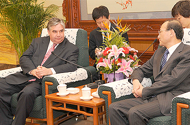 The Honourable Peter Van Loan, Minister of International Trade, meets with Shao Qiwei, Chairman of the China National Tourism Administration.