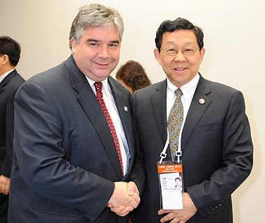 The Honourable Peter Van Loan, Minister of International Trade, shakes hands with China's Minister of Commerce, Chen Deming, at the APEC meeting of ministers responsible for trade, Sapporo, Japan.