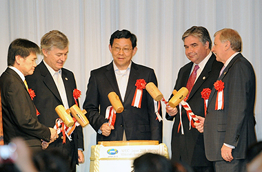 From Left - Lim Jock Hoi, Permanent Secretary at the Ministry of Foreign Affairs and Trade, Brunei Darussalam;  Jorge Bunster, Director General for International Economic Relations, Republic of Chile; Chen Deming, Minister of Commerce, People's Republic of China ; Peter Van Loan, Minister of International Trade Canada ; and Simon Crean, Minister for Trade, Australia.