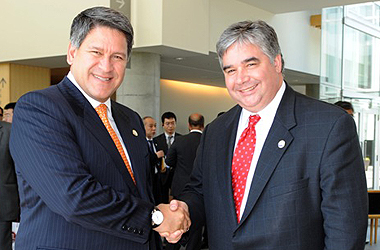 The Honourable Peter Van Loan, Minister of International Trade, meets with Martin Perez, Peru's Minister of Foreign Trade and Tourism, at the APEC meeting of ministers responsible for trade, Sapporo, Japan.