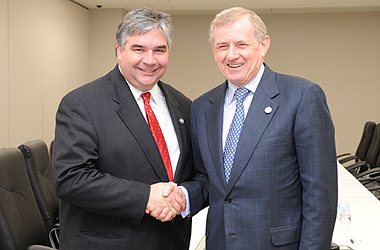 The Honourable Peter Van Loan, Minister of International Trade, shakes hands with Australia's Minister for Trade, Simon Crean, at the APEC meeting of ministers responsible for trade, Sapporo, Japan.