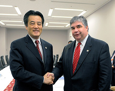 The Honourable Peter Van Loan, Minister of International Trade, shakes hands with Japan's Minister of Foreign Affairs, Katsuya Okada, at the APEC meeting of ministers responsible for trade, Sapporo, Japan.