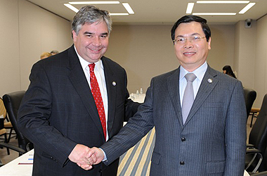 The Honourable Peter Van Loan, Minister of International Trade, shakes hands with Vietnam's Minister of Industry and Trade, Vu Huy Hoang, at the APEC meeting of ministers responsible for trade, Sapporo, Japan. 