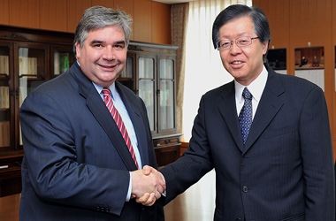 The Honourable Peter Van Loan, Minister of International Trade, meets with Toichi Sakata, Vice-Minister of Japan’s Ministry of Education, Culture, Sports, Science and Technology, to discuss strengthening the Canada-Japan science and technology relationship. 