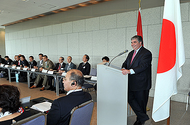 The Honourable Peter Van Loan, Minister of International Trade, answers questions at the Friends of Canada Symposium. 