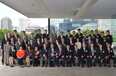 The Honourable Peter Van Loan, Minister of International Trade, (front row, 7th from left) with participants in the Friends of Canada Symposium, in Tokyo. 