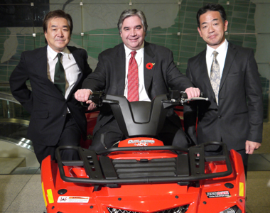 De gauche à droite, Hiroshi Takayama, directeur national, Bombardier Produits Récréatifs - Japon, le ministre Van Loan et Hiroshi Shimizu, Gestionnaire du marketing pour Bombardier Produits Récréatifs, Japon lors d'une rencontre à l'ambassade du Canada à Tokyo.