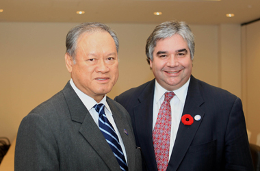 Le ministre Van Loan rencontre Pehin Dato Lim Jock Seng, ministre des Affaires étrangères et du Commerce II du Brunei Darrussalam en marge de la rencontre ministérielle de l'APEC à Yokohama au Japon.