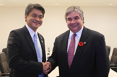 Le ministre Van Loan rencontre Gregory L. Domingo, Secrétaire du Commerce et de l'Industrie pour les Philipines en marge du sommet de l'APEC à Yokohama au Japon.    