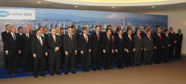 Le ministre Van Loan accompagné d'autres ministres lors de la 22e rencontre ministérielle de l'APEC.    