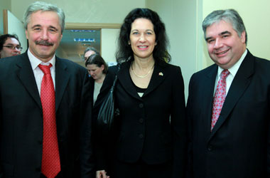 The Honourable Peter Van Loan, Minister of International Trade, meets with Yannis Maniatis, Deputy Minister of Environment, Energy and Climate Change (left). Also in the picture, Canada’s Ambassador to Greece, Dr. Renata E.Wielgosz. 