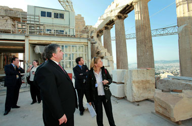 Le ministre du Commerce international, l'honorable Peter Van Loan, visite la section des travaux de restauration du Parthénon.