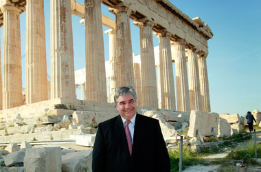 Le ministre du Commerce international, l'honorable Peter Van Loan, visite le Parthénon.