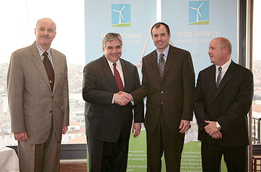 Le ministre du Commerce international, l'honorable Peter Van Loan, inaugure l'ouverture officielle du nouveau bureau de Free Breeze à Istanbul, un des principaux fournisseurs canadiens d’énergie éolienne.      De gauche à droite :  Mark Bailey, ambassadeur canadien en Turquie; le ministre Van Loan;   John Hogg, président and Mark James, directeur des ventes à l'international, Free Breeze Energy Systems Ltd.  