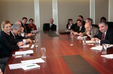 Le ministre du Commerce international, l'honorable Peter Van Loan, accompagné par la délégation canadienne, rencontre Mme. Ümit Boyner (en bas à gauche), présidente de l'association des industriels et des gens d’affaires de la Turquie. 