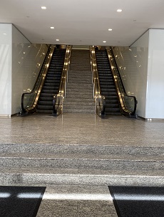 Escaliers et 2 escaliers mécaniques