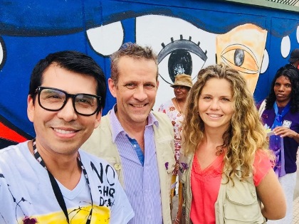 L’artiste peintre colombien Vianey et l’ambassadeur du Canada en Colombie Marcel Lebleu et membre du personnel de l'ambassade Candice Dandurand. Crédit photo : Vianey