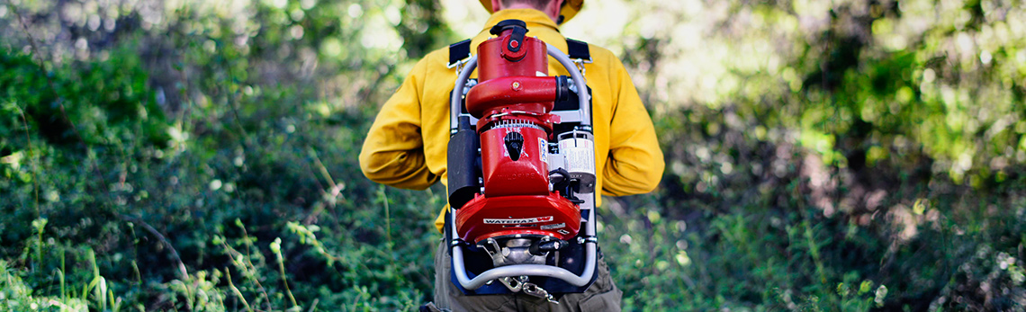 Une entreprise montréalaise de pompes à eau portatives aide les pompiers du monde entier à combattre les feux de végétation