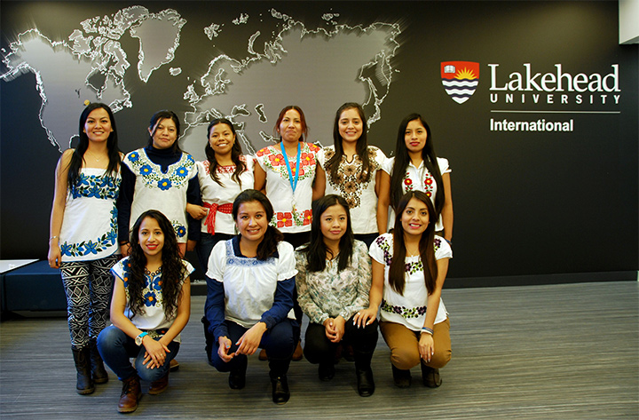 Un groupe d’étudiants mexicains autochtones visite le centre international de l’Université Lakehead