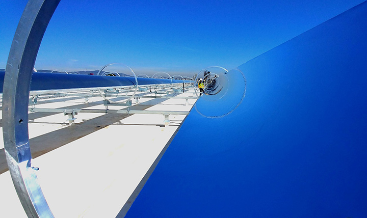 Rackam’s systems use automated, sun-tracking parabolic mirrors to collect and concentrate solar heat for thermal power.