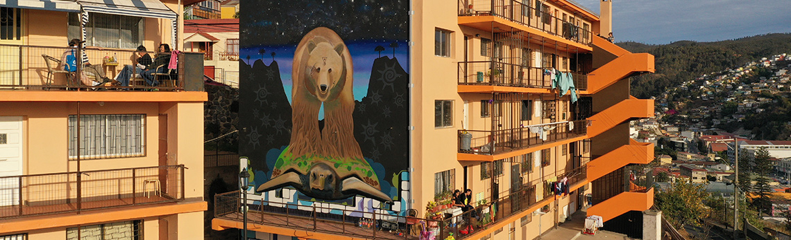 Une murale sur la façade d’un complexe d’appartements au Chili