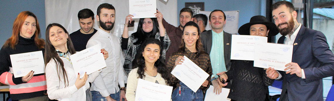 Les participants reçoivent un certificat à la fin de leur formation au journalisme de paix.