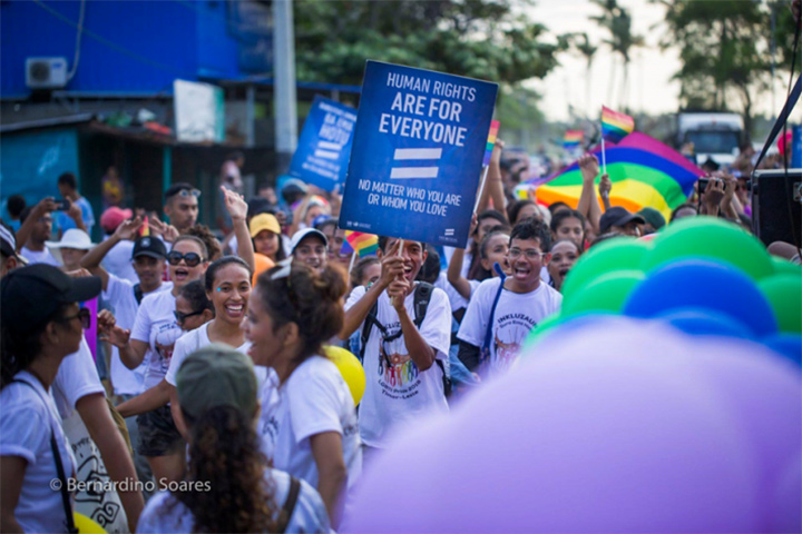 Les participants à la marche des fiertés de 2018 agitent des drapeaux arc-en-ciel et chantent des messages d’acceptation et de tolérance. Photo : Bernardino Soares.