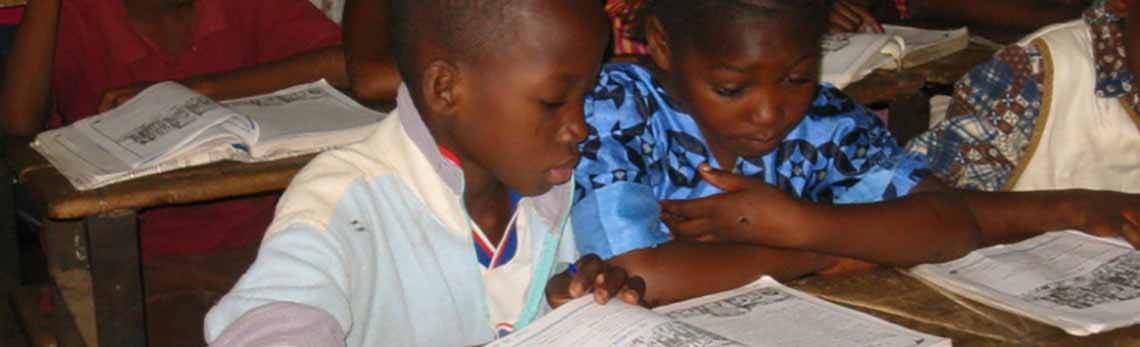 Des manuels scolaires pour les élèves maliens