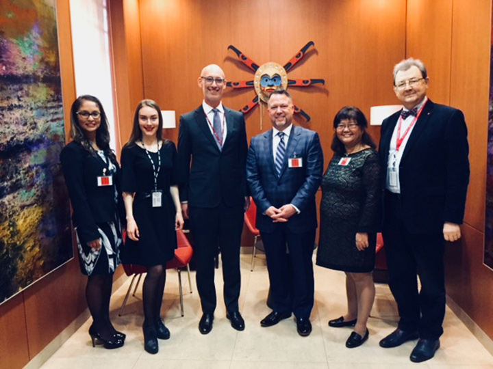 Le personnel du SAIT à l’ambassade du Canada à Kyiv à l’occasion de la première visite du SAIT pour des discussions avec Naftogaz