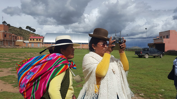 Une membre du Réseau des femmes unies pour l’eau du lac Titicaca utilise un drone pour surveiller la pollution de l’eau