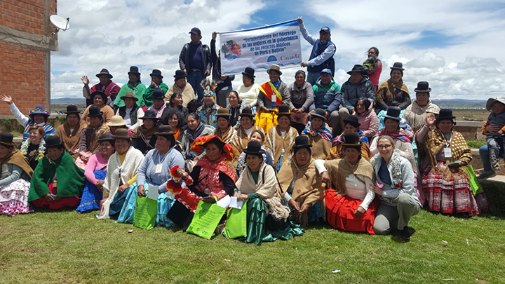 Des membres du Réseau des femmes unies pour l'eau du lac Titicaca avec Alex Wells et le personnel de l'ambassade du Canada au Pérou et en Bolivie