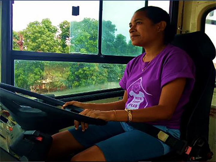 Une apprentie conductrice d’autobus. Photo : Ginigoada Foundation