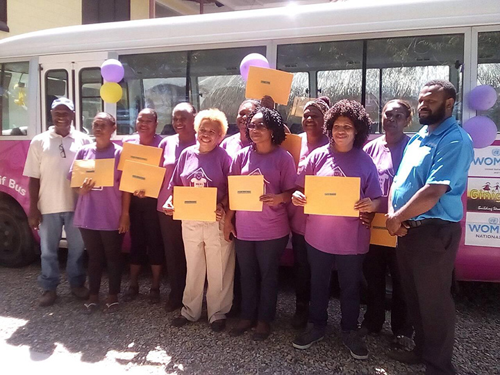 Les femmes en formation posent pour une photo après avoir terminé avec succès leur leçon de conduite. Photo : Ginigoada Foundation