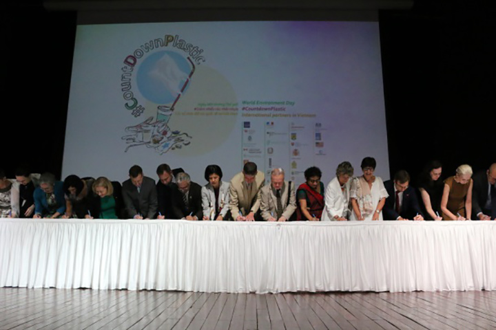 Ambassadors signing a Code of Conduct on Combatting Plastic Pollution.
