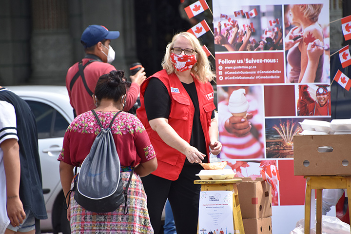 Des femmes et des hommes autochtones ont participé à la célébration « Avec amour du Canada ».