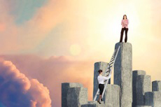 Une femme grimpant à une échelle pour atteindre le sommet d'une structure, où se tient une autre femme.