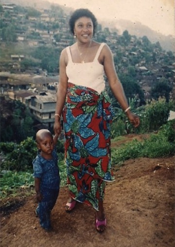 Un jeune Michel Chikwanine tient la main de sa mère, Chibalonza Enungu Byamungu, sur une colline au-dessus de leur ville de Beni, en République démocratique du Congo. Source : Photo gracieusement offerte par Michel Chikwanine.