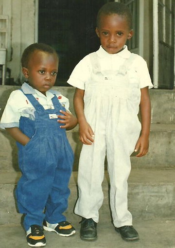 Un jeune Michel Chikwanine (gauche) se tient à côté de son cousin, Thierry. Source : Photo gracieusement offerte par Michel Chikwanine.