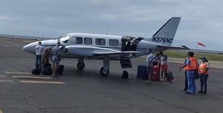 Des Canadiens au Honduras montent à bord un avion nolisé pour se rendre à l’aéroport international.