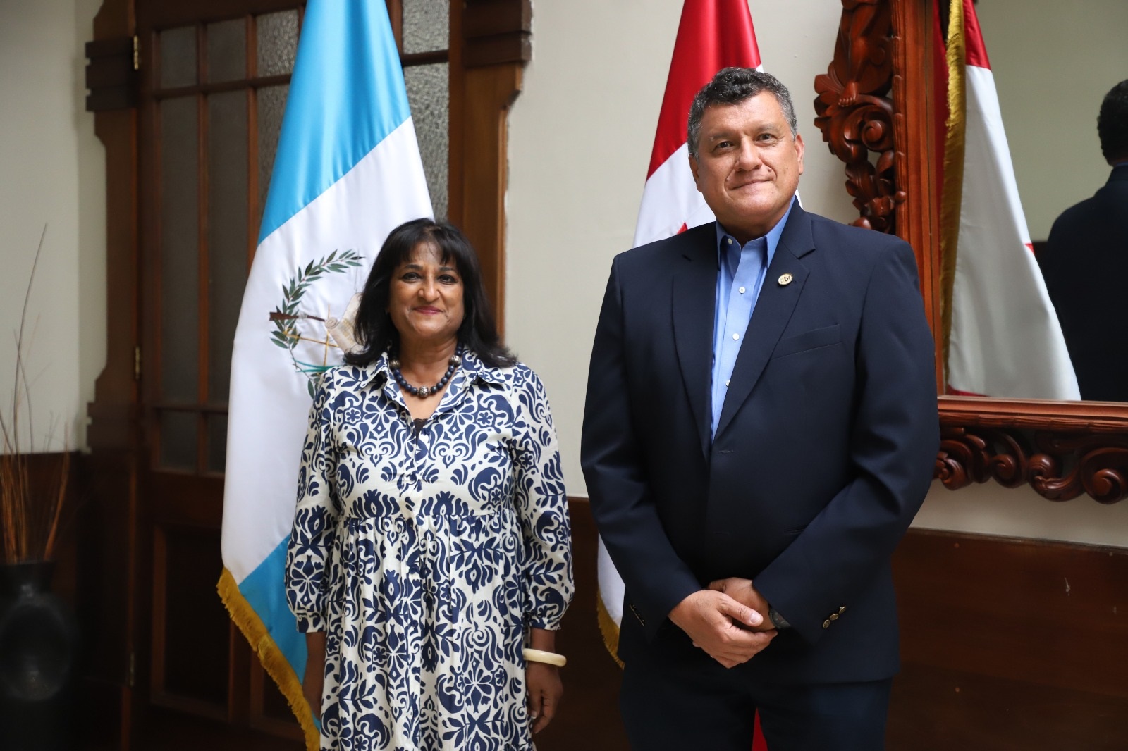 L'ambassadrice Alexander avec Guillermo Castillo, vice-président de la République du Guatémala.