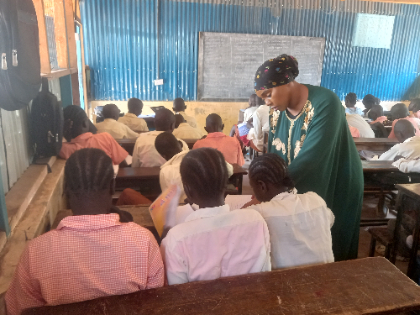 Christine Mwongera, enseignante au camp de réfugiés de Kakuma au Kenya et membre du Conseil de l'éducation des réfugiés, se promène dans sa salle de classe pour aider ses étudiants.