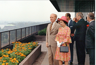 Sa Majesté la reine Elizabeth II, en compagnie de Mitchell Sharp, secrétaire d’État aux Affaires extérieures, 1973.